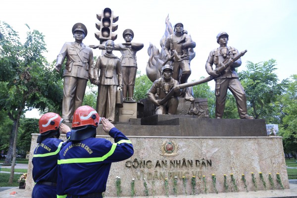 Hy sinh vì cuộc sống bình yên: Đất nước mãi không quên những người anh hùng