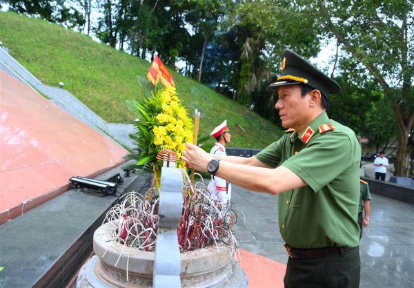 Hy sinh vì cuộc sống bình yên: Đất nước mãi không quên những người anh hùng