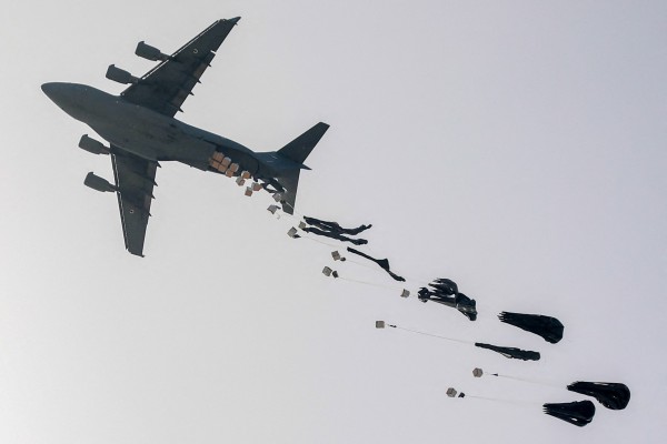 Israel cho thả hàng viện trợ xuống Dải Gaza Israel cho thả hàng viện trợ xuống Dải Gaza
