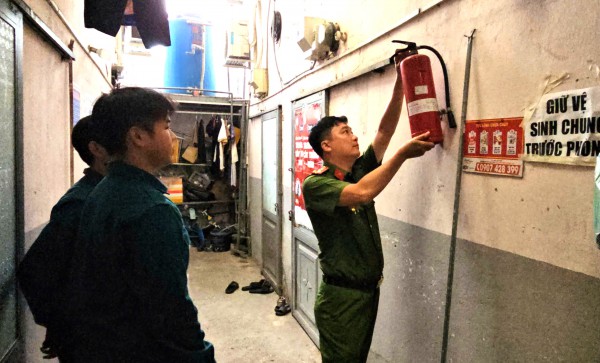 Kiểm tra phòng cháy, chữa cháy nhà trọ, chung cư 25 tầng ở phường Phú Thuận Kiểm tra phòng cháy, chữa cháy nhà trọ, chung cư 25 tầng ở phường Phú Thuận