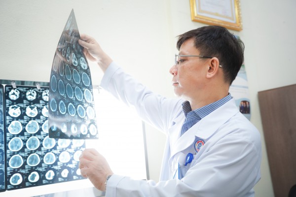Kỳ tích cứu sống bé trai 10 tuổi bị nhánh cây rơi trúng đầu Kỳ tích cứu sống bé trai 10 tuổi bị nhánh cây rơi trúng đầu