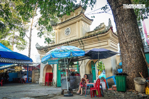 Mộ cổ 136 năm ở TP.HCM hình bát giác, của bác học thông thạo 26 ngôn ngữ Mộ cổ 136 năm ở TP.HCM hình bát giác, của bác học thông thạo 26 ngôn ngữ