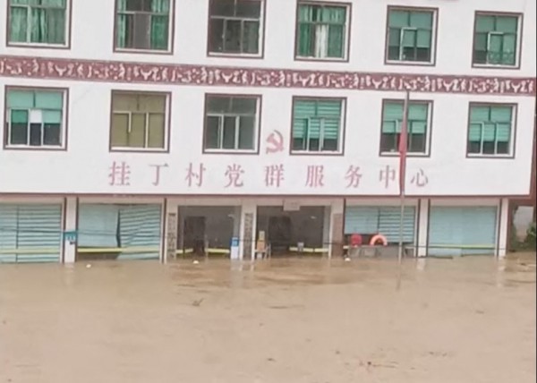 Mưa lớn khiến sông vỡ bờ, gây lũ quét chết người ở Trung Quốc Mưa lớn khiến sông vỡ bờ, gây lũ quét chết người ở Trung Quốc
