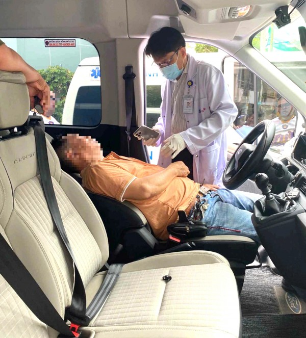 Nam tài xế trẻ đột quỵ tại ghế lái sau khi vừa trả khách Nam tài xế trẻ đột quỵ tại ghế lái sau khi vừa trả khách