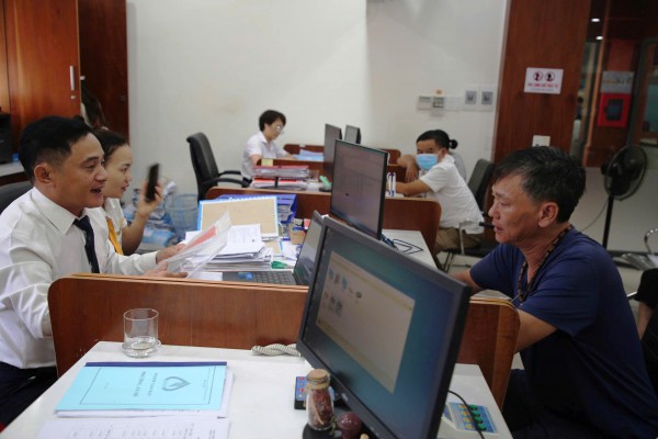 Ngày đầu làm việc ở xã mới: 'Trước xử lý cả giờ, nay chỉ mất 15 phút’