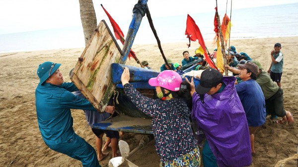 Ngư dân hối hả phòng tránh bão số 3 (Wipha)