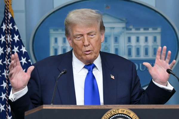 Ông Trump bác bỏ tin Mỹ muốn hỗ trợ chương trình hạt nhân Iran