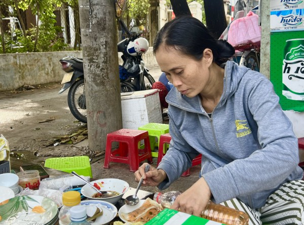 Quán bánh canh Nam Phổ 10.000 đồng ở Huế: Đông kín khách, đến trễ là hết