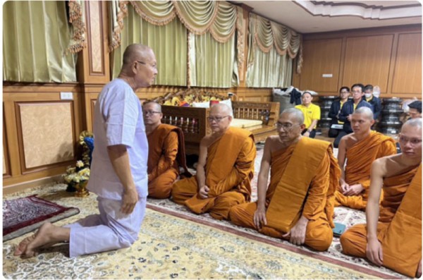 Sư trụ trì Thái Lan dính vụ bê bối tình dục, tiền bạc với phụ nữ