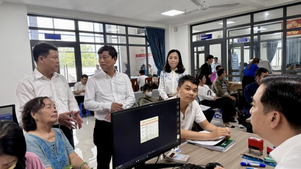 TP.HCM: Ấm lòng người dân Tân Đông Hiệp đi làm giấy tờ được phục vụ đồ ăn TP.HCM: Ấm lòng người dân Tân Đông Hiệp đi làm giấy tờ được phục vụ đồ ăn