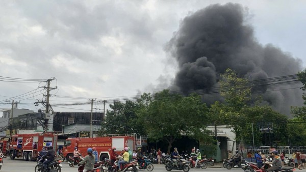 TP.HCM: Huy động nhiều xe chuyên dụng chữa cháy xưởng sản xuất hộp xốp TP.HCM: Huy động nhiều xe chuyên dụng chữa cháy xưởng sản xuất hộp xốp