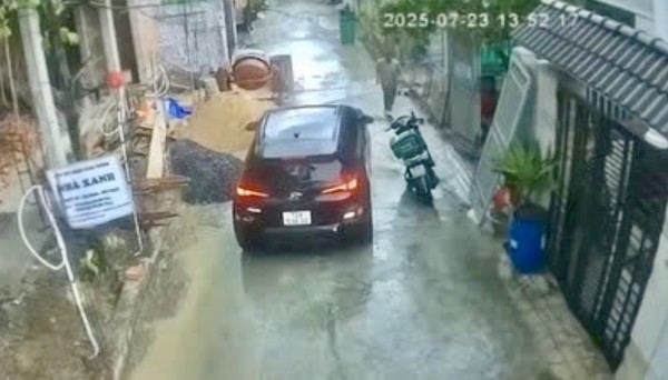 TP.HCM: Kiểm điểm, rút kinh nghiệm đối với nữ cán bộ phường đẩy đổ xe máy của shipper TP.HCM: Kiểm điểm, rút kinh nghiệm đối với nữ cán bộ phường đẩy đổ xe máy của shipper