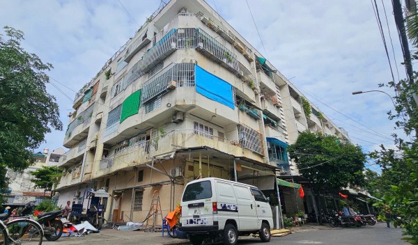 Tháo dỡ 'chuồng cọp' tại cư xá Độc Lập sau vụ cháy khiến 8 người tử vong Tháo dỡ 'chuồng cọp' tại cư xá Độc Lập sau vụ cháy khiến 8 người tử vong