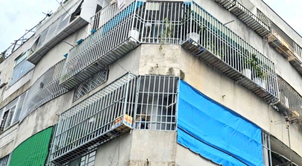 Tháo dỡ 'chuồng cọp' tại cư xá Độc Lập sau vụ cháy khiến 8 người tử vong Tháo dỡ 'chuồng cọp' tại cư xá Độc Lập sau vụ cháy khiến 8 người tử vong