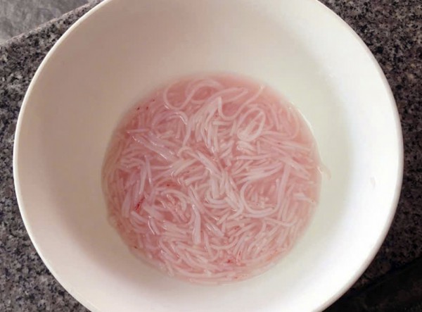 Thông tin 'bún đổi màu hồng' gây lo lắng: Phân tích của chuyên gia Thông tin 'bún đổi màu hồng' gây lo lắng: Phân tích của chuyên gia