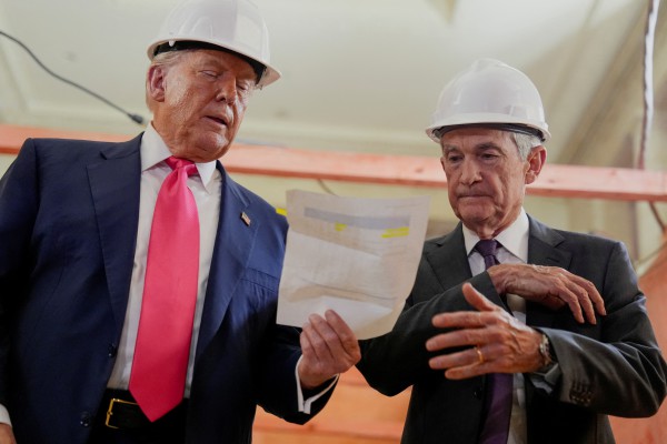 Tổng thống Trump 'đấu khẩu' Chủ tịch Fed Powell