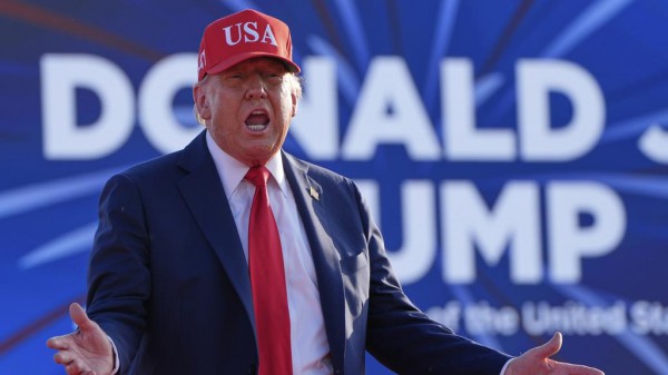 Tổng thống Trump ký lệnh tăng phí du khách nước ngoài