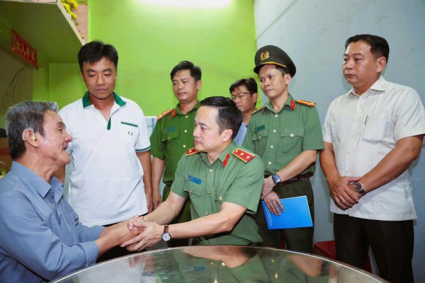 Trung tướng Mai Hoàng, Giám đốc Công an TP.HCM thăm các gia đình chính sách Trung tướng Mai Hoàng, Giám đốc Công an TP.HCM thăm các gia đình chính sách