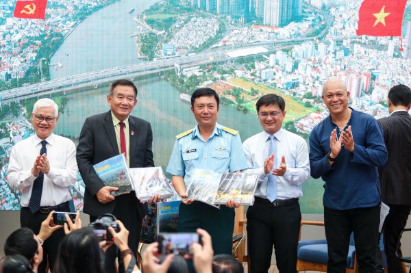 Trưởng đoàn đại biểu Quốc hội TP.HCM khai mạc sách ảnh 50 năm sức mạnh Việt Nam Trưởng đoàn đại biểu Quốc hội TP.HCM khai mạc sách ảnh 50 năm sức mạnh Việt Nam