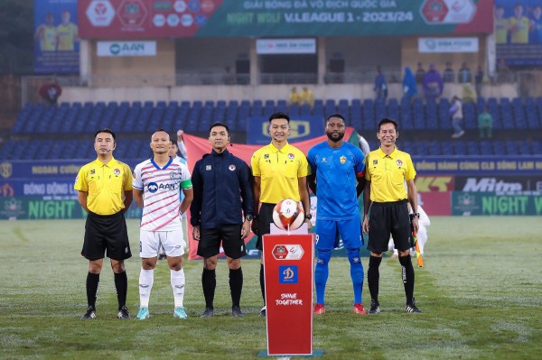 V-League tăng suất xuống hạng và... xe VAR: Không còn chuyện các đội 'tình thương mến thương'? V-League tăng suất xuống hạng và... xe VAR: Không còn chuyện các đội 'tình thương mến thương'?