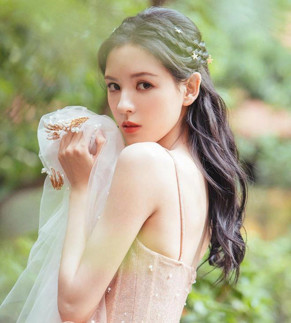 Trương Dư Hi uống trà thảo mộc giúp da trắng mịn không tỳ vết