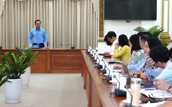 Phó chủ tịch phường Sài Gòn ngồi 2 giờ ký 1.000 bản sao y giấy tờ