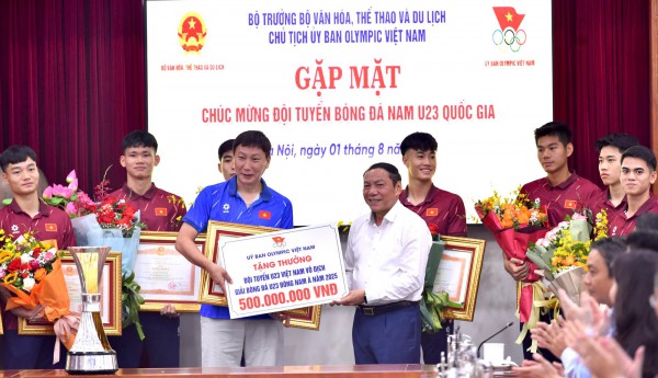 HLV Kim Sang-sik và U.23 Việt Nam được trao tặng Bằng khen của Thủ tướng, Bộ trưởng nói lời xúc động HLV Kim Sang-sik và U.23 Việt Nam được trao tặng Bằng khen của Thủ tướng, Bộ trưởng nói lời xúc động