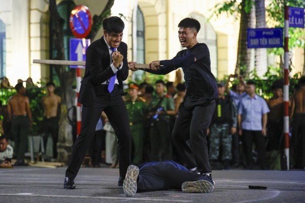 Chiến sĩ công an trình diễn đu dây, trấn áp tội phạm