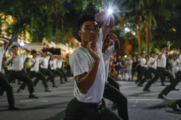 Chiến sĩ công an trình diễn đu dây, trấn áp tội phạm