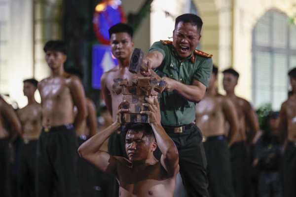 Chiến sĩ công an trình diễn đu dây, trấn áp tội phạm