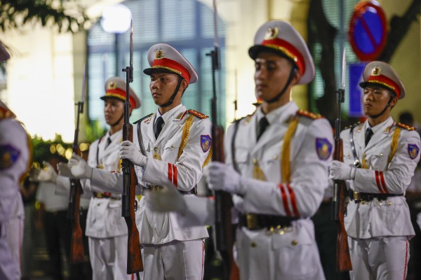 Chiến sĩ công an trình diễn đu dây, trấn áp tội phạm