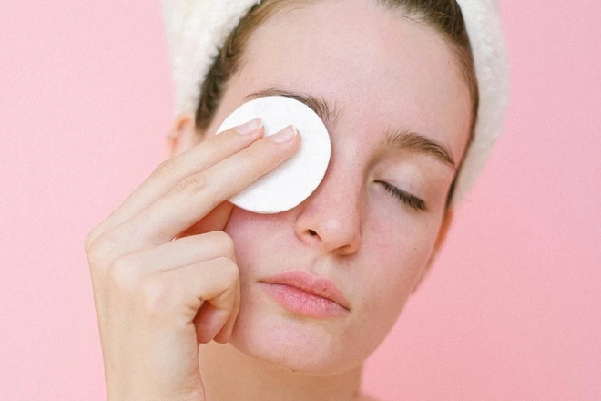 Thói quen tẩy trang sai cách khiến da lão hóa nhanh hơn