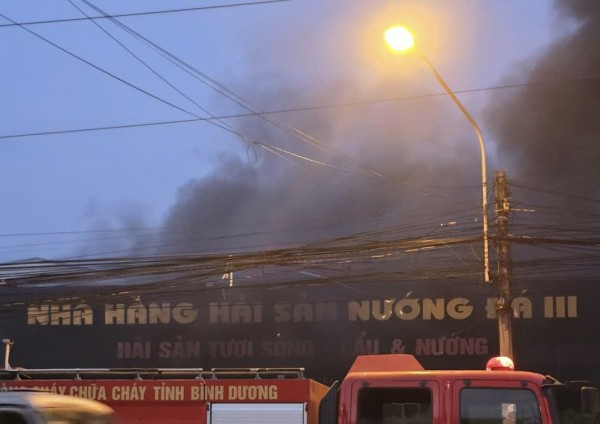 TP.HCM: Cháy nhà hàng hải sản ở phường Thuận Giao TP.HCM: Cháy nhà hàng hải sản ở phường Thuận Giao