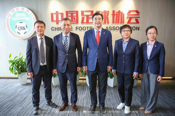 Chủ tịch VFF và CFA ký kết ghi nhớ hợp tác: Bóng đá Việt Nam, Trung Quốc cùng phát triển Chủ tịch VFF và CFA ký kết ghi nhớ hợp tác: Bóng đá Việt Nam, Trung Quốc cùng phát triển