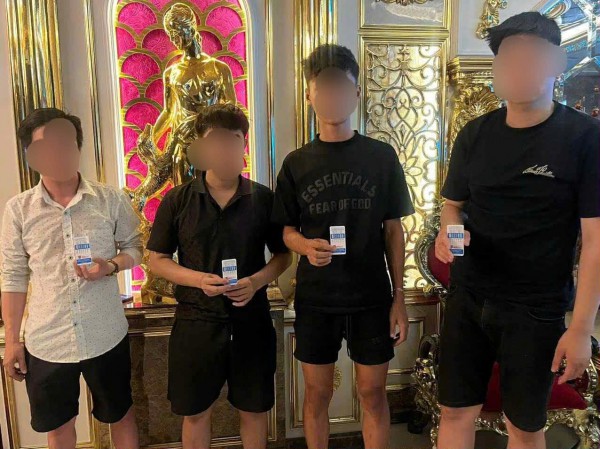 Đà Nẵng: 'Đột kích' quán karaoke lúc rạng sáng, phát hiện khách dương tính ma túy Đà Nẵng: 'Đột kích' quán karaoke lúc rạng sáng, phát hiện khách dương tính ma túy