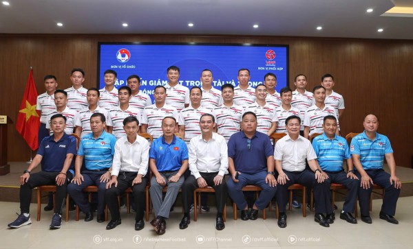 Các thầy và đồng nghiệp mặc niệm thương nhớ trọng tài Trần Đình Thịnh: Nơi Còi bạc từng thuộc về… Các thầy và đồng nghiệp mặc niệm thương nhớ trọng tài Trần Đình Thịnh: Nơi Còi bạc từng thuộc về…