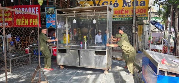 Phường Bình Tân ở TP.HCM 'dẹp loạn' lấn chiếm vỉa hè