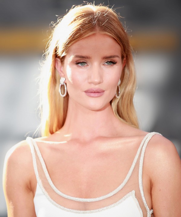 Rosie Huntington-Whiteley tắm nước lạnh để da săn chắc