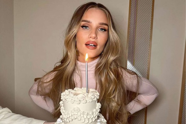 Rosie Huntington-Whiteley tắm nước lạnh để da săn chắc