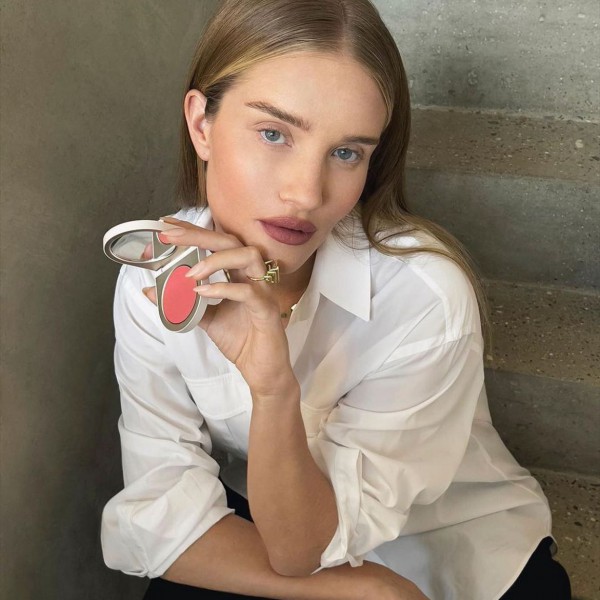 Rosie Huntington-Whiteley tắm nước lạnh để da săn chắc