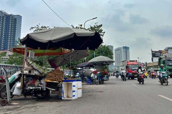 Chợ cóc 'mọc' nhan nhản, bày bán thịt heo dưới lòng đường Hà Nội