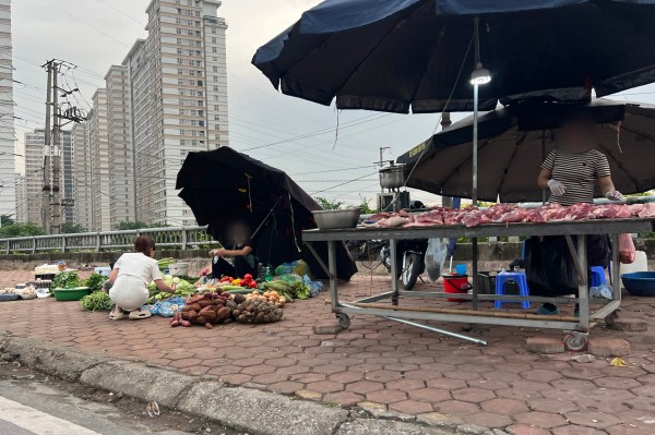 Chợ cóc 'mọc' nhan nhản, bày bán thịt heo dưới lòng đường Hà Nội
