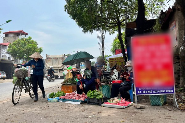 Chợ cóc 'mọc' nhan nhản, bày bán thịt heo dưới lòng đường Hà Nội