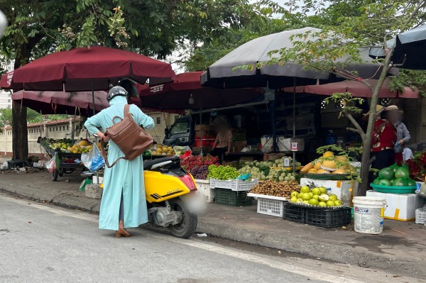 Chợ cóc 'mọc' nhan nhản, bày bán thịt heo dưới lòng đường Hà Nội
