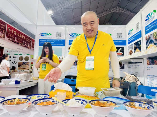 Người dân TP.HCM thưởng thức món ngon tại sự kiện ẩm thực Trung - Việt Người dân TP.HCM thưởng thức món ngon tại sự kiện ẩm thực Trung - Việt