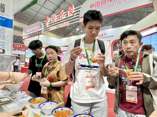 Người dân TP.HCM thưởng thức món ngon tại sự kiện ẩm thực Trung - Việt Người dân TP.HCM thưởng thức món ngon tại sự kiện ẩm thực Trung - Việt