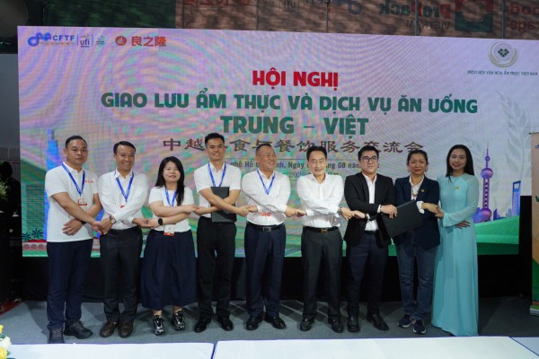 Người dân TP.HCM thưởng thức món ngon tại sự kiện ẩm thực Trung - Việt Người dân TP.HCM thưởng thức món ngon tại sự kiện ẩm thực Trung - Việt