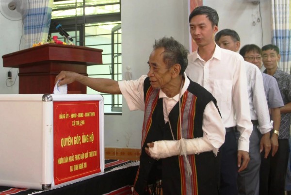 Người dân vùng sạt lở Trà Leng quyên góp hỗ trợ đồng bào ở Nghệ An