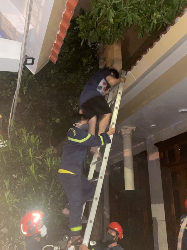 Đà Nẵng: Lính cứu hỏa tinh nhuệ cứu 5 người khỏi vụ cháy nhà trong đêm