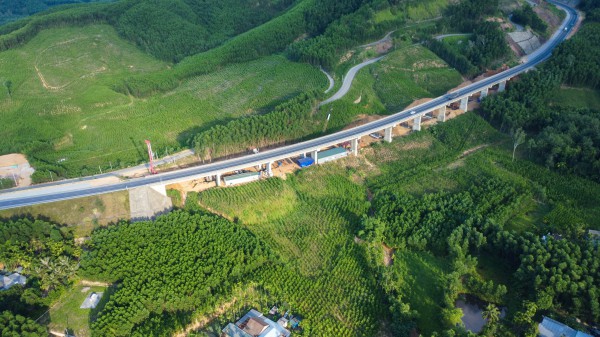 Những cây cầu vượt núi mở rộng cao tốc La Sơn - Hòa Liên
